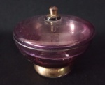 Antiga bomboniere de vidro , na cor lilás , detalhes em dourado . Medindo : 10 x 10 x 9 cm .