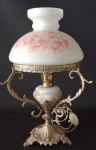 ANOS 50 - Abajur Cúpula em vidro opalinado leitoso com decoração floral , base em bronze .Fiação necessitando de revisão . Cúpula apresenta discreto bicado . Medida total  : 37 cm de altura ; Medida cúpula : 15 x 17 cm . Temos o par no leilão .