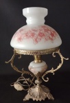ANOS 50 - Abajur Cúpula em vidro opalinado leitoso com decoração floral , base em bronze .Fiação necessitando de revisão . Cúpula no estado , apresenta um pequeno quebrado  . Medida total  : 37 cm de altura ; Medida cúpula : 15 x 17 cm