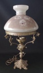 ANOS 50 - Abajur Cúpula em vidro opalinado leitoso com decoração floral , base em bronze .Fiação necessitando de revisão .  Medida total  :52 cm de altura ; Medida cúpula : 20x23 cm . Temos o par no leilão .