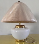 ANOS 50 - Abajur em grande proporção , em cerâmica  opalinado leitoso com base e detalhes em bronze . Possui luz na parte da Cúpula e no corpo em cerâmica . Temos o par no leilão . Medindo : 80 cm Altura / Cúpula : 41 x 65 cm / Base circu : 1,20 cm.  Retirada na Tijuca por conta e risco do arrematante ,com agendamento prévio.