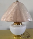 ANOS 50 - Abajur em grande proporção , em cerâmica  opalinado leitoso com base e detalhes em bronze . Possui luz na parte da Cúpula e no corpo em cerâmica . Temos o par no leilão . Medindo : 80 cm Altura / Cúpula : 41 x 65 cm / Base circu : 1,20 cm.  Retirada na Tijuca por conta e risco do arrematante ,com agendamento prévio.