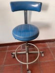 Antiga cadeira para dentista na cor azul . No estado .Medindo : 94 x 38 x 38 cm. Retirada na Tijuca por conta e risco do arrematante ,com agendamento prévio.