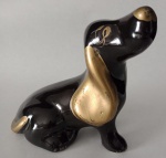 Escultura representando cachorro basset , na cor preta com detalhes dourado . Medindo : 15 x 14 x 7 cm.