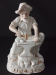 MATI FIERO - Lindo e raro grupo escultórico espanhol , em porcelana policromada realçada a ouro , representando ferreiro . Marcado na base . Medindo : 20 x 12 x 10 cm .