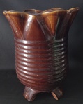 Vaso com grande proporção em grossa porcelana na cor marrom, corpo trabalhado em alto relevo, borda ondulada e quatro pés. Devido ao peso peça somente retirada no local ou transportadora . Medindo : 45 x 35 cm.