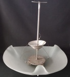 Lustre Pendente com vidro ondulado fosco , com base em alumínio . Cúpula em grande proporção , não podendo ser enviado por correio , somente retirada ou transportadora . Medida altura total : 85 cm / Med boca cúpula : 50 x 50 x 20 cm