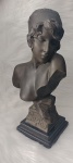 Escultura em bronze de figura feminina com a inscrição SAPHO , assinada E.VILLANIS ,base em granito . Emmanuel Villanis foi um escultor Francês . Ele nasceu em Lille , França, em 12 de dezembro 1858 e morreu em Paris em 28 de agosto de 1914 . Estudou na accademia Albertina em Turim. Um de seus professores foi Odoardo Tabacchi . A partir de 1885 , Villanis viveu em Paris e tornou-se um dos escultores mais produtivos no final do seculo XIX . Medida : 42 cm de altura / Largura : 23 cm / Prof : 15 cm