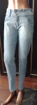 W.PINK - Calça jeans lavada com strech; com detalhes de spikes no bolso . Tamanho : 46 .
