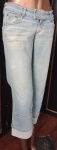Calça jeans capri . Tamanho : 42 . Apresenta marcas de guardado .