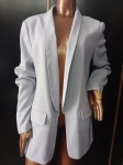 Blazer em linho  misto, na cor azul claro . Veste possivelmente 42 .