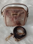 LUZ DA LUA -  Linda bolsa em tom dourado , estilo animal print . Medida : 15x15x10 cm