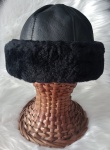 Gorro/touca em courino com acabamento em pelinhos sintéticos .