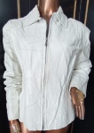 YES COUROS - PENEDO - TAMANHO GG - Jaqueta na cor off white, fecho frontal, forrada com tecido acetinado. A peça esta em bom estado de conservação. Discreta marca de uso na parte interna na gola. O couro e as costuras estão perfeitas A modelagem é normal; não é uma modelagem ampla..