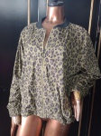 SHOULDER - Lindo casaco com zíper e regulagem na cintura em animal print , no tom verde militar . Tamanho : GG .