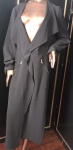 TALITA KUME - Belíssimo e elegante sobretudo na cor preto , com dois bolsos e zíper . Tamanho : 44 . Excelente estado de conservação. Pouco uso ou nenhum uso.
