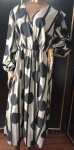Belíssimo vestido longo , com manga e  decote transversal e leve prizado . Possivelmente veste GG .