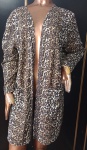 NEY FEK  - Cardigan em animal print , com dois bolsos . Tamanho M .
