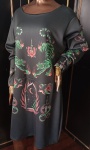 CHICABOLACHA -  Belissimo vestido preto com manga ; com decoração de tigres , espadas , cobras e outros . Tamanho :G