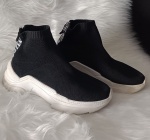 SCHUTZ - Tênis na cor preto , estilo cano longo . Tamanho : 38/39 .