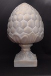 Exuberante pinha com grandes proporções, em cerâmica estilo Santo Antônio do Porto policromada, medindo 49 cm de altura e a base 18 x 18 cm. A circunferência maior do bojo é de 83 cm. Linda peça. Tem o par no leilão.