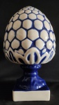 Exuberante pinha com grandes proporções, em cerâmica estilo Santo Antônio do Porto policromada, medindo 49 cm de altura e a base 18 x 18 cm. A circunferência maior do bojo é de 83 cm. Linda peça. Tem o par no leilão.