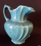 Imponente jarra com alça em faiança na cor azul turquesa com decoração craquelê . Medindo 28 cm de altura.