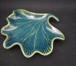Saboneteira em cerâmica vitrificada na cor verde , representando folha de avença . Medindo : 17 x 17 cm