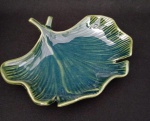 Saboneteira em cerâmica vitrificada na cor verde musgo com tom azulado central , representando folha de avença . Medindo : 20 x 16 cm