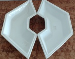 Floreira em cerâmica na cor branca, com formato semi circular. O lote está composto por duas unidades . Medindo  cada uma com 48 x 17 cm.
