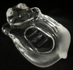 Saboneteira representando PORQUINHO  em acrílico translúcido e detalhe fosco Rei embelezado. Medindo 13 x 3 x 6 cm. Sem uso.