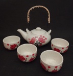 Jogo para chá Oriental em porcelana ; com vibrante decoração floral .  sendo : 1 Chaleira , 4 Xicaras . Medindo Chaleira : 13 x 5 x 10 cm / Medida Xicara : 3 x 5 cm.