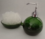 Porta sabonete em acrílico na cor verde esmeralda, com acabamento na cor prata, com suporte do mesmo material; acompanha esponja. na caixa original. Sem uso.