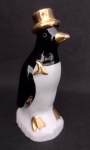 Escultura representando pinguim. Escultura em preto e branco com detalhes à ouro. Medindo 16 cm de altura.