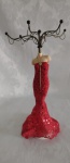 Belíssimo suporte para joias/bijuterias, representando vestimenta para festas na cor vermelha . Medindo 34,5 cm de altura no total.