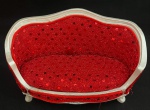 Porta joias decorativo, em formato de poltrona ,  com fundo falso , estrutura em resina na cor branca  e forrado  na cor vermelha com detalhe de lantejoula . Med : 17x12x9 cm.