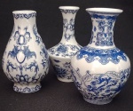 Três  pequenos vasos em porcelana oriental , com decoração típica da procedência, nas cores azul e branca . Medindo 12 cm de altura , o mais alto.