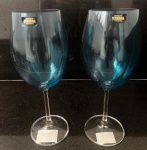BOHEMIA CRISTAL -  Duas Taças para vinho e NOTECA 580 ML , com corpo no tom azul e base translucida. Medindo :24 cm de altura .
