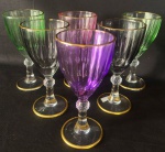 Belo conjunto de taças coloridas em tons diversos , com ricos  detalhes  filetados à ouro . Medindo 18 cm de altura . Total seis peças