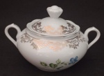 PORCELANA STEATITA - Antigo açucareiro  em porcelana com decoração floral  e filetagem dourado . Medindo : 16 x 9 x 10 cm