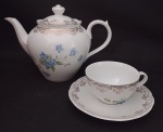PORCELANA STEATITA - Antiga chaleira  em porcelana com decoração floral  e filetagem dourado , acompanha uma xícara para chá com pires . Medindo Chaleira : 24 x 10 x 17 cm