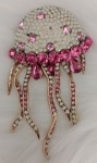 Exuberante broche ou pendente para colares  em metal dourado ,representando MEDUSA todo trabalhado em pedrinhas nas cores rosa e branco . Medindo : 8x5 cm