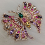 Exuberante broche  em metal dourado ,representando BORBOLETA todo trabalhado em perolas e pedrinhas multicoloridas . Medindo : 6x5 cm