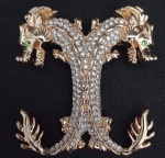 Exuberante broche em metal dourado ,representando DRAGÃO todo trabalhado em pedrinhas  . Medindo : 6x5 CM