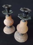 Lote com Dois castiçais em Alabastro . No estado . Medindo : 16 cm .