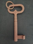 Pequena chave decorativa . Medindo : 12 x 6 cm .