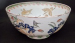 Antigo Bowl em porcelana representando pássaros e flores . Medindo : 30 x 30 x 15 cm.
