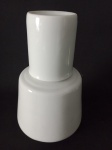 Moringa com copo em porcelana , na cor branca . Medindo moringa : 18 cm / Copo : 8 x 6 cm .