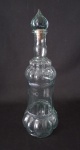 Antiga garrafa em vidro  com tampa e decorações em gomos . Medindo : 41 cm .
