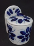 Saleiro em Porcelana , com decoração flor na cor azul . Medindo : 13 x 11 x 10 cm .